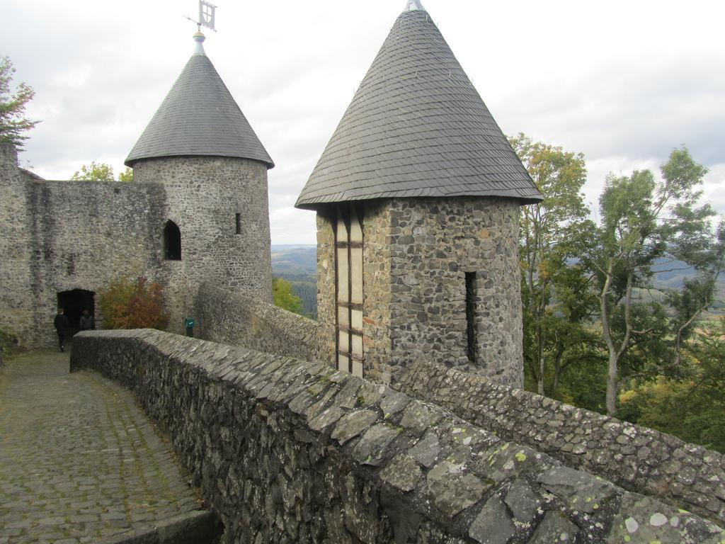 Hotel Zur Burg Nuerburg ภายนอก รูปภาพ