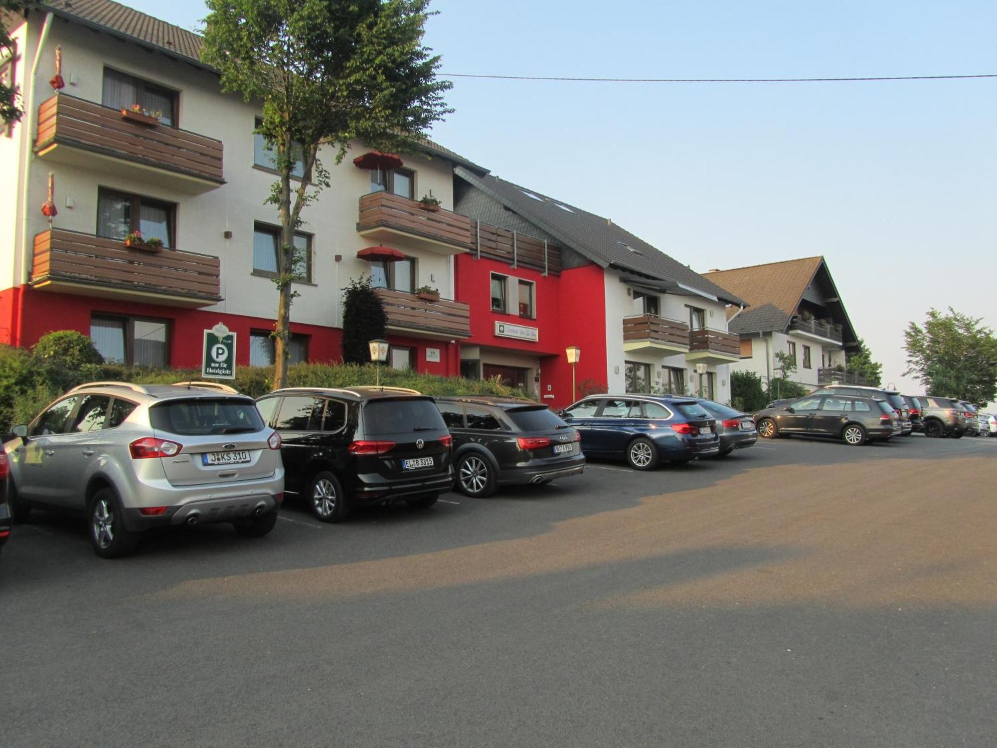 Hotel Zur Burg Nuerburg ภายนอก รูปภาพ