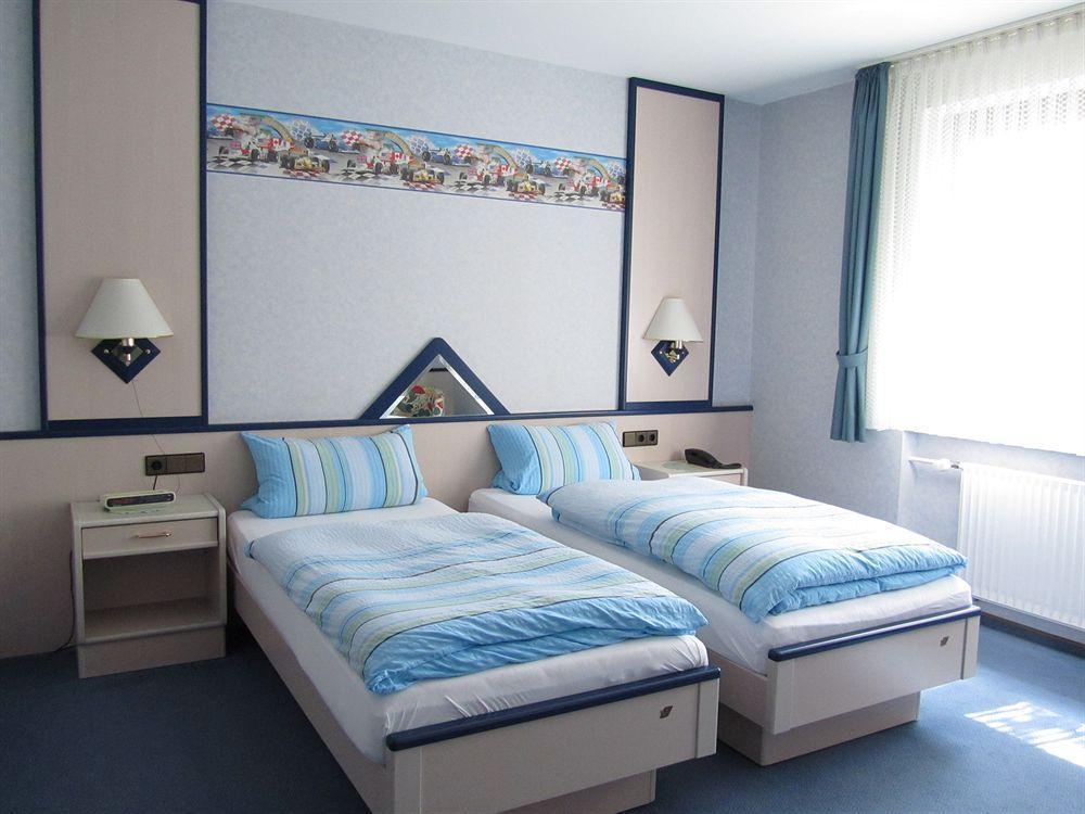 Hotel Zur Burg Nuerburg ภายนอก รูปภาพ