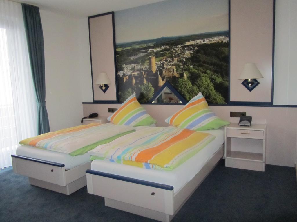 Hotel Zur Burg Nuerburg ภายนอก รูปภาพ
