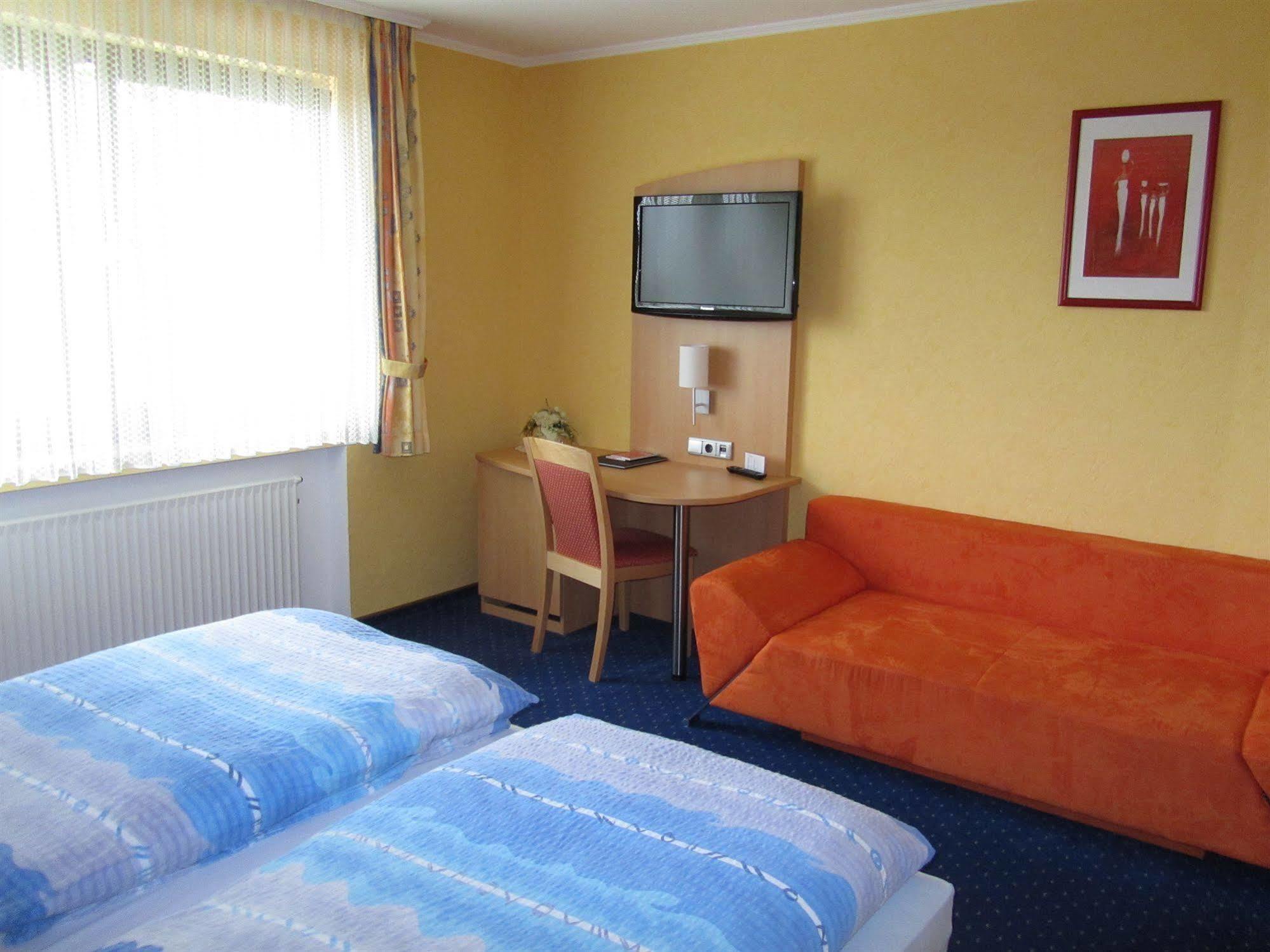Hotel Zur Burg Nuerburg ภายนอก รูปภาพ