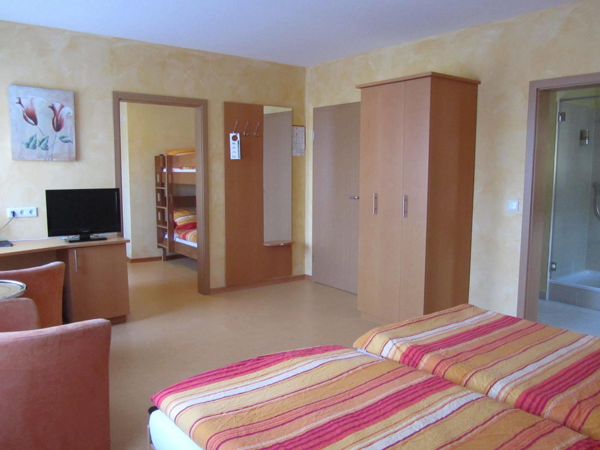 Hotel Zur Burg Nuerburg ภายนอก รูปภาพ