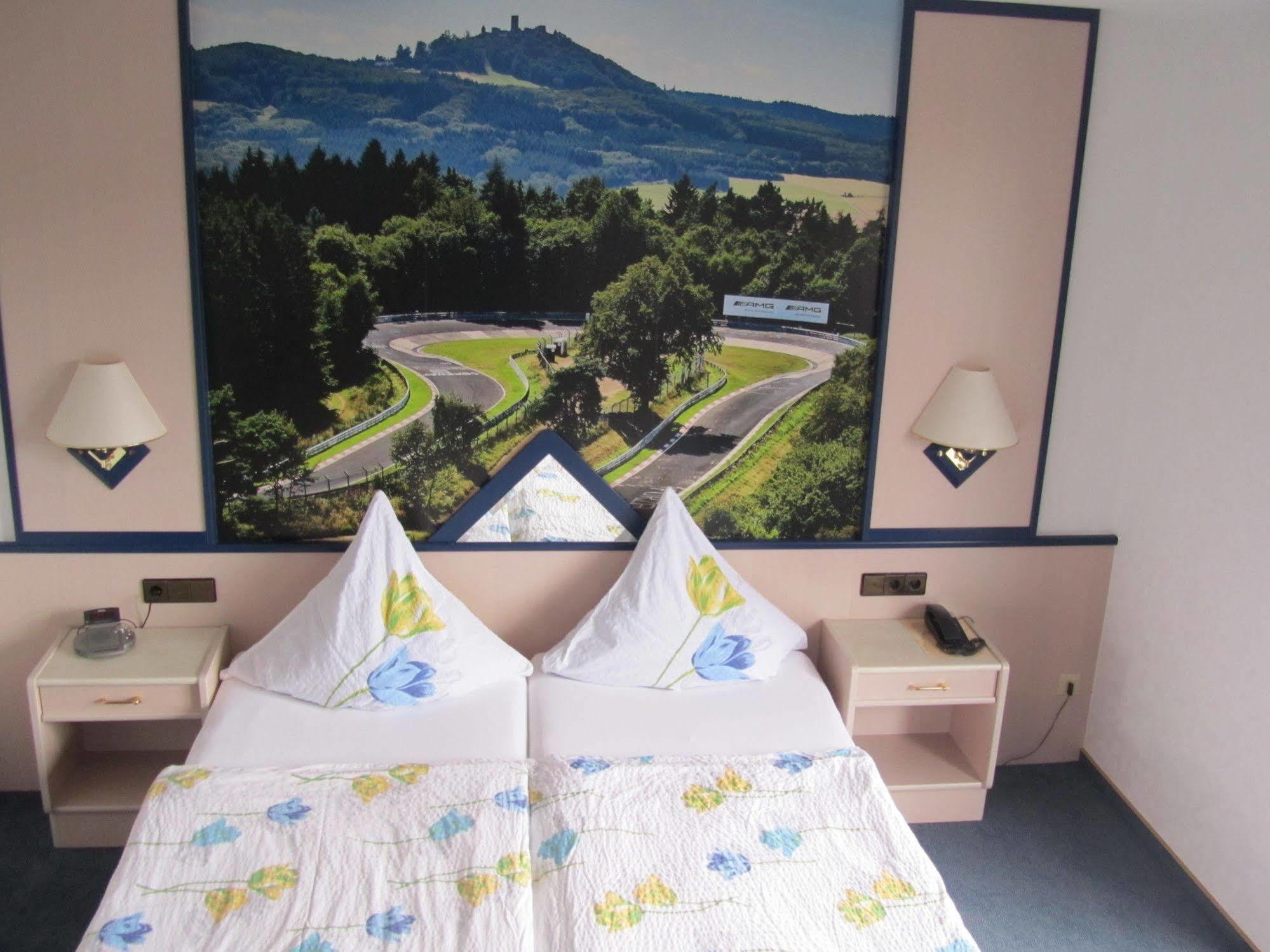 Hotel Zur Burg Nuerburg ภายนอก รูปภาพ