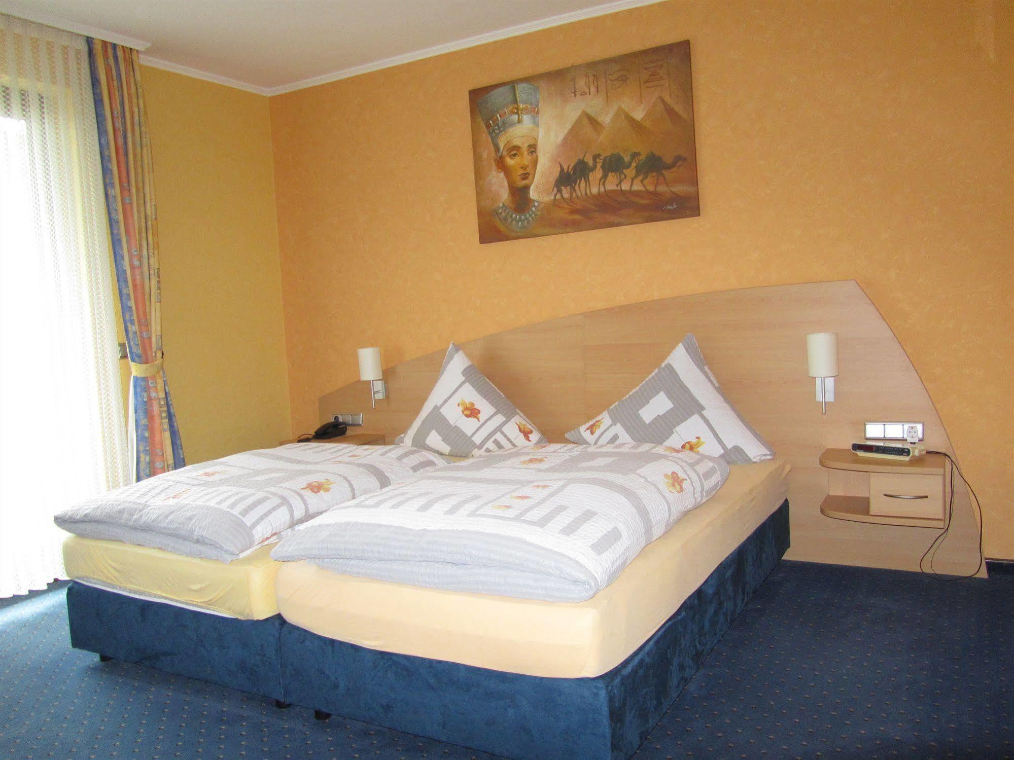 Hotel Zur Burg Nuerburg ภายนอก รูปภาพ