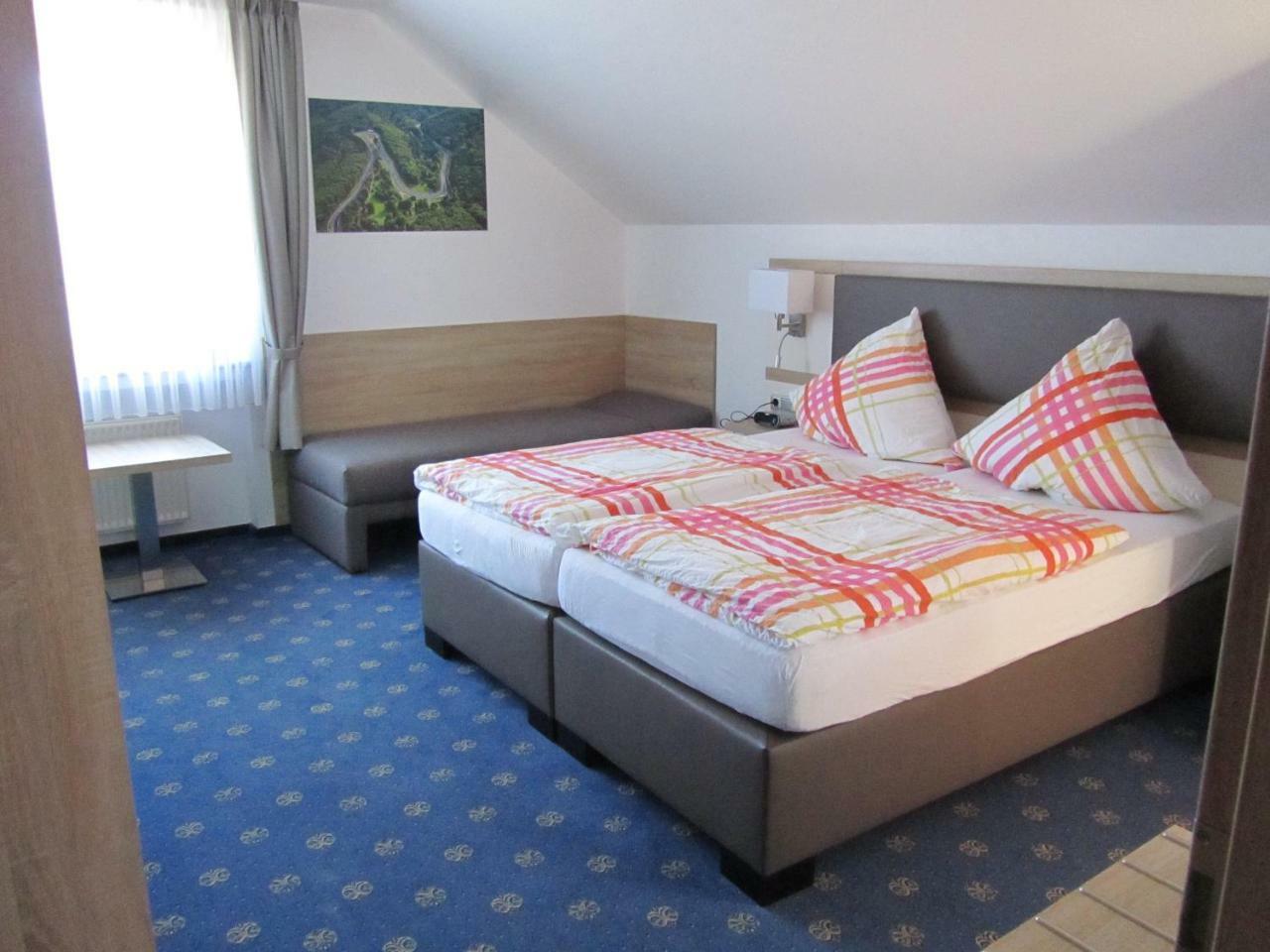 Hotel Zur Burg Nuerburg ภายนอก รูปภาพ